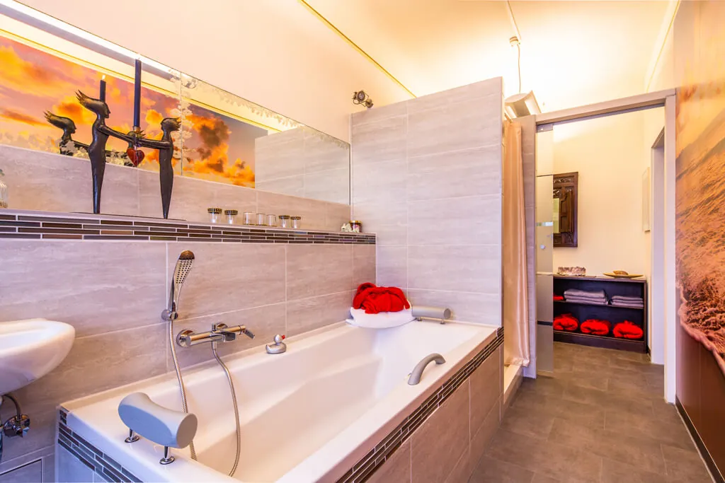 Modernisiertes Badezimmer mit Dusche im Rosenschloss