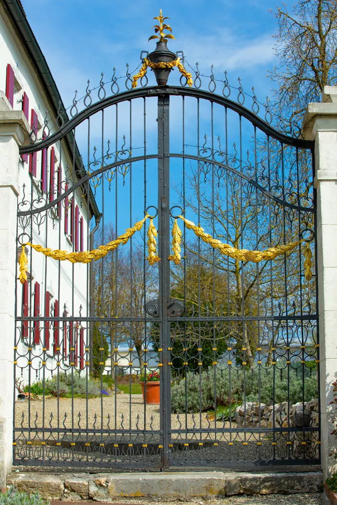 Historisches schmiedeeisernes Eingangstor des Rosenschlosses