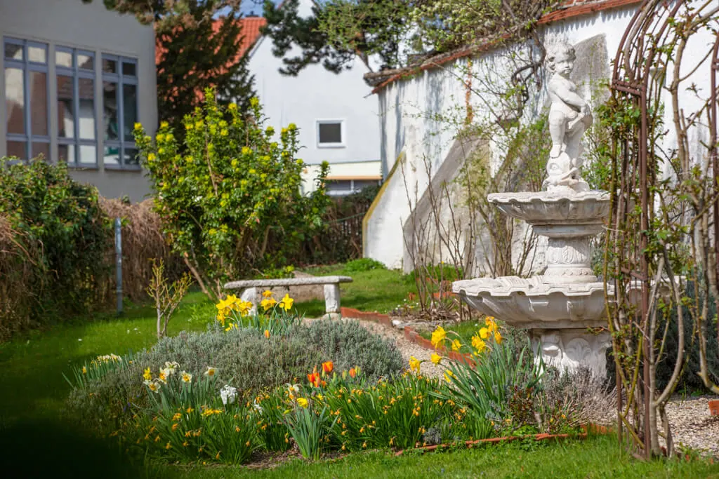 Blühender Innenhofgarten des Rosenschlosses