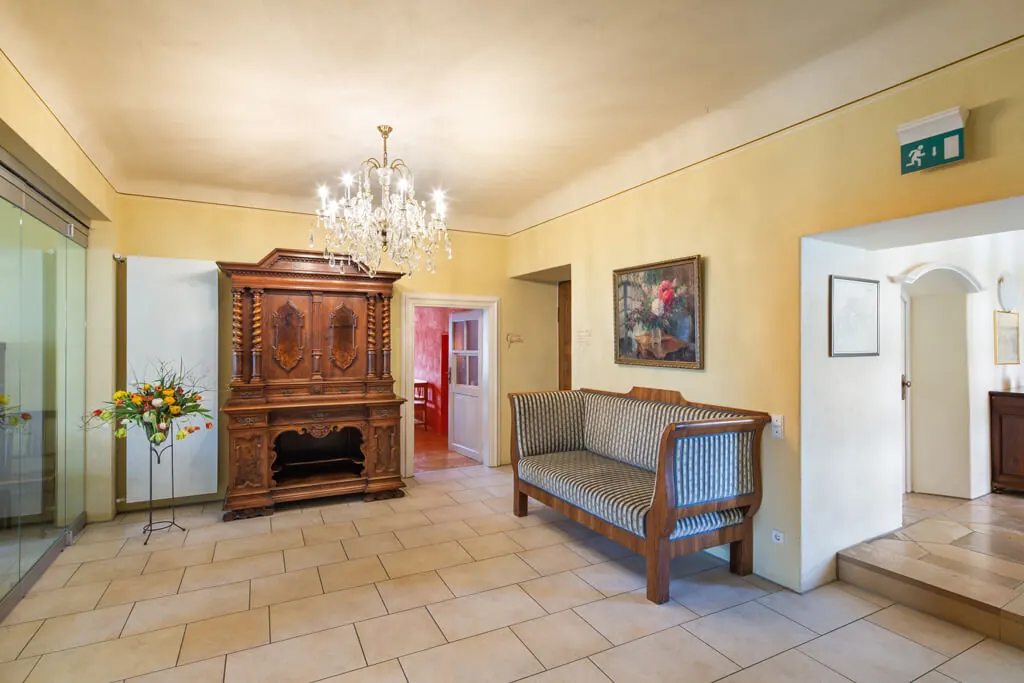 Foyer mit historischem Schrank und Sitzbank