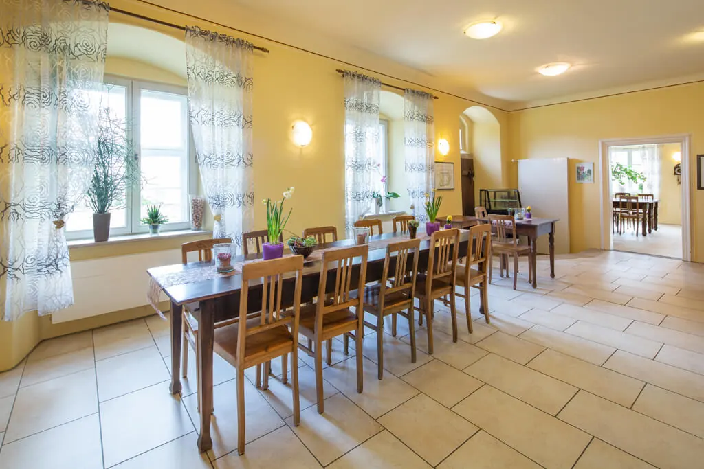 Heller gemeinschaftlicher Essbereich der Senioren-WG im Rosenschloss