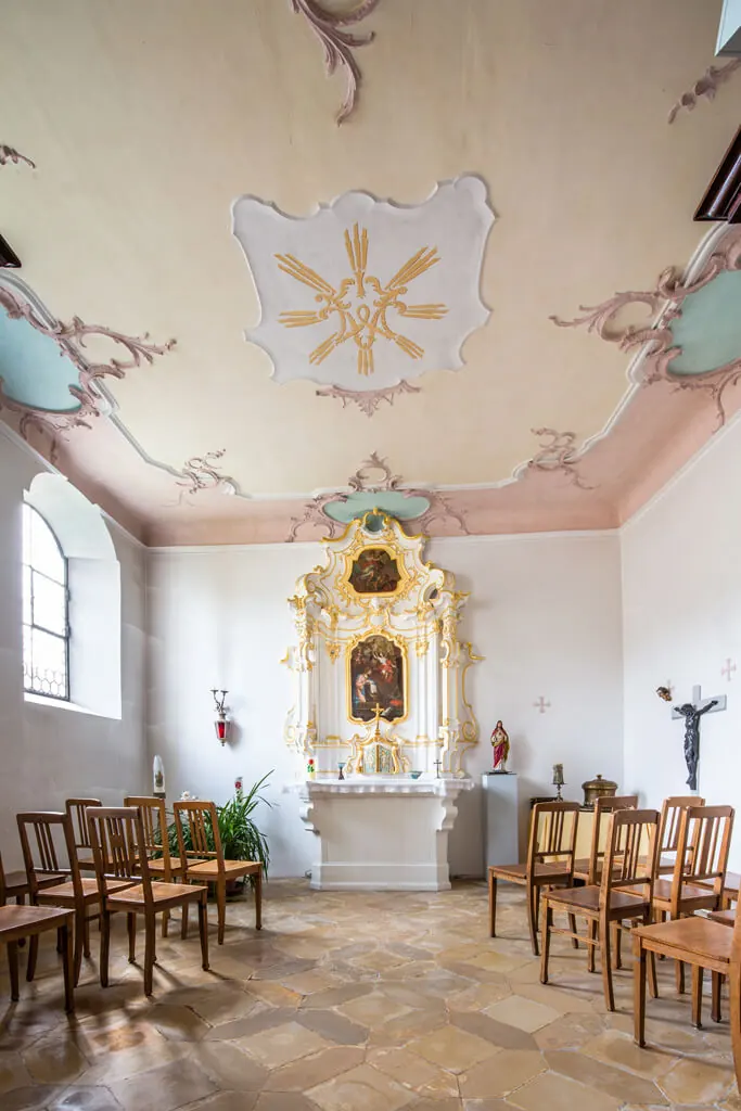 Historische Kapelle mit bemalter Decke