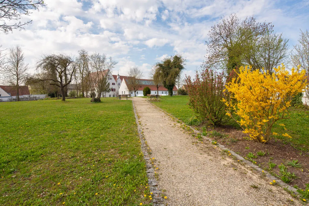 Weitläufige Grünfläche und Gartenweg am Rosenschloss in Gundelfingen