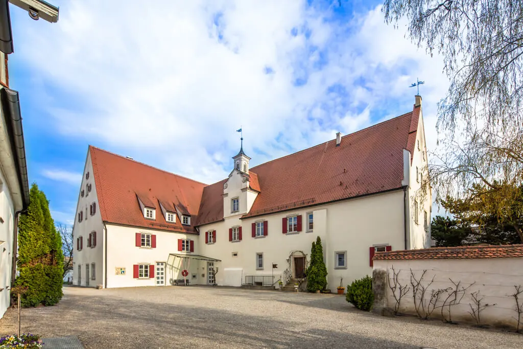Innenhof und Zufahrt des Rosenschlosses